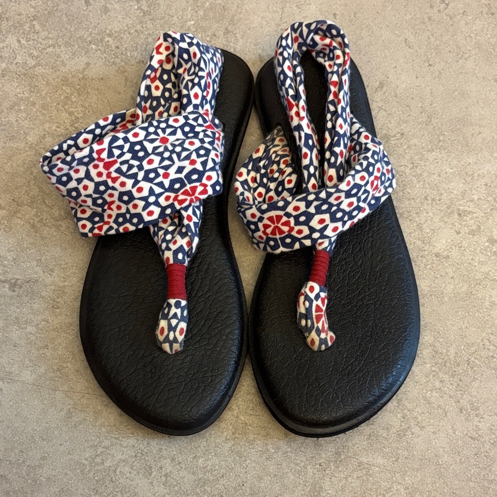 Sanuk Black and Multicolor Women's yoga foam Sandals